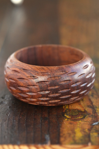 Free People Vintage Thick Wood Bangle in Vintage-Jewelry